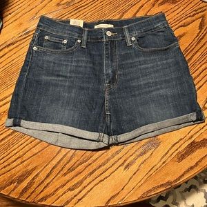 (NWT) Womens Levi’s Mid-rise / mid-length short